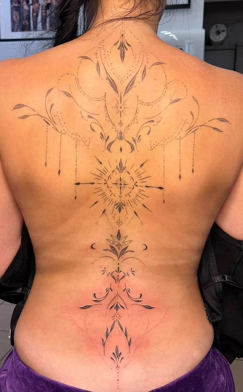Tatuaż w stylu Ornament & dotwork, ornament z&nbsp;kropek i&nbsp;cienkich linii na&nbsp;całych plecach, od&nbsp;karku po&nbsp;krzyż, praca 1 z 7, To Jest To Tattoo Częstochowa